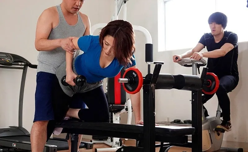 Người chồng phát hiện cô vợ vụng trộm với huấn luyện viên thể hình