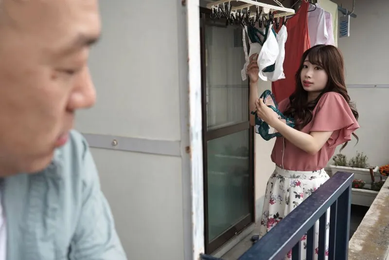 Gã hàng xóm chuyên soi mói và cặp cô vợ gã chồng thường xuyên rên la quá to