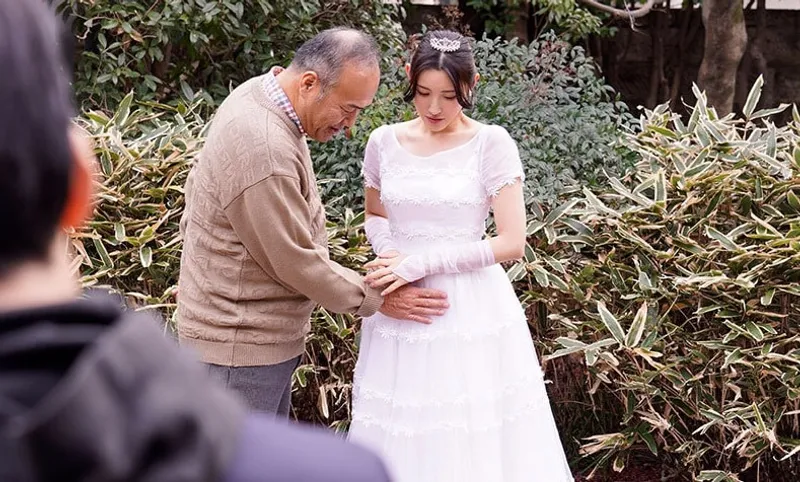 ông xã quá yếu, vợ yêu dù yêu nhưng vẫn thường nện với bố gã chồng đến có thai