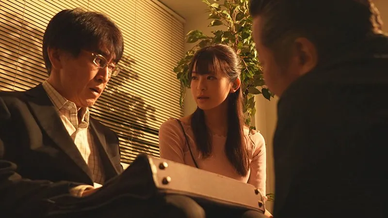 Chồng vay nợ bọn cho vay nặng lãi, cô vợ phải bán thân để trả nợ