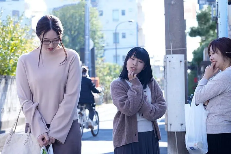 Trả thù mấy mụ nhà đối diện thường xuyên nói xấu bằng cách “cướp anh xã ả ta”