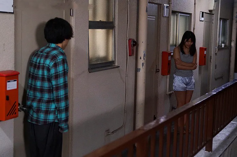 Bí mật "đi ngoài" với cô nàng nhà bên cãi nhau bị người chồng đuổi ra cửa