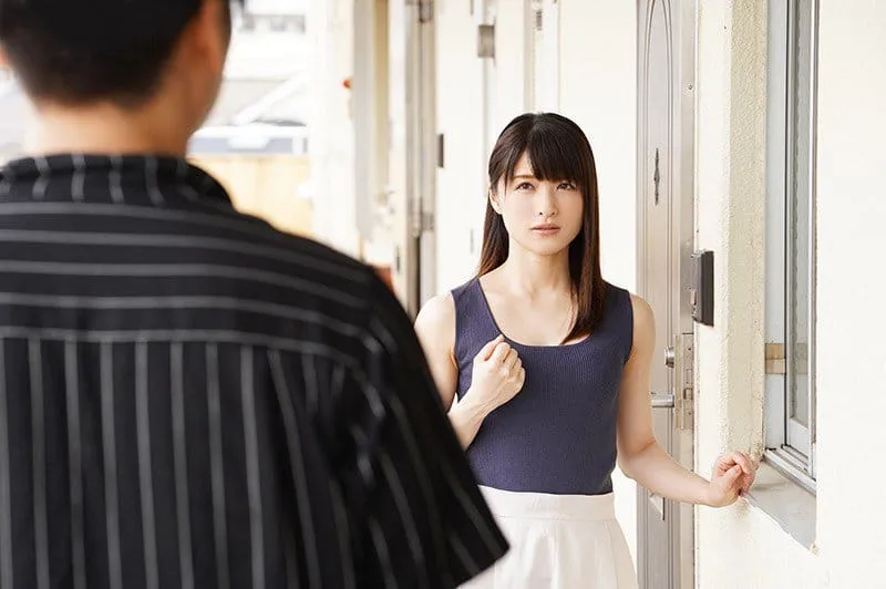 Cãi nhau với ông chồng, người vợ ăn nằm với cậu thanh niên cục thịt xóm