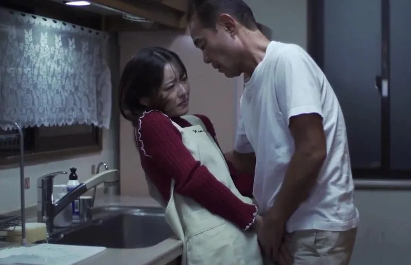 Anh xã đi làm vợ ở nhà bị gã chủ tịch khu phố đến nhà cưỡng bức