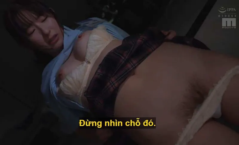 Sếp lớn mưu tính "đâm" em nhân viên kiêu căng lười nhác, suốt ngày bận tán gẫu tin nhắn với người yêu.